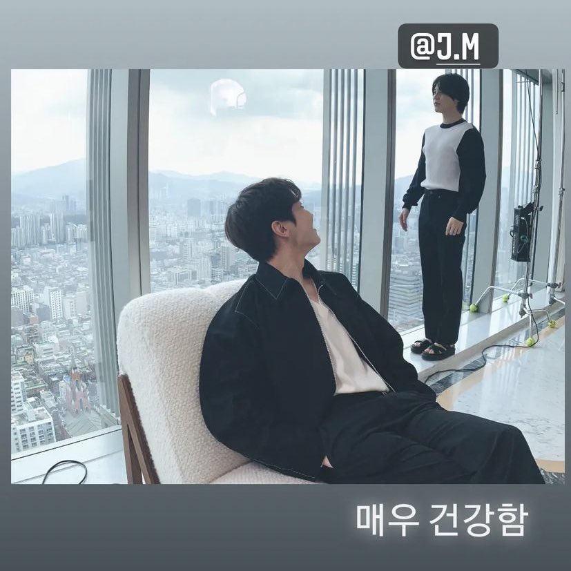 veeuphoria's tweet photo. Jimin really said:🧍🪟 https://t.co/HI9ScE0Cgu