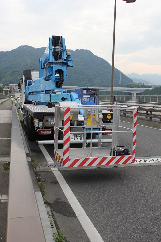 KinanKosyo's tweet photo. 特殊な大型橋梁点検車のバケットは、床面まで降ろすことが出来ますので、乗り込みは安全です。バケットの隙間が多いので、今では網を張ったりしています。😆♠️🎉

#AB1500 #橋梁点検車 #橋梁点検 #高所作業車 #キナン https://t.co/N0pwISo1cS