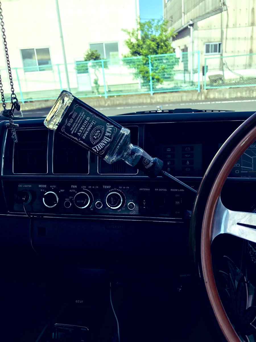 Nisigawa2's tweet photo. #俺の愛車のここがすき
人と被らない所
おっちゃん達によく話しかけられて当時の思い出を語られる所
v8のいい排気音
前も後ろも長くて乗りずらい所
燃費がキャブ車並みに悪い所
愛飲しているウィスキーのシフトノブ https://t.co/8Oa5wD2H9x