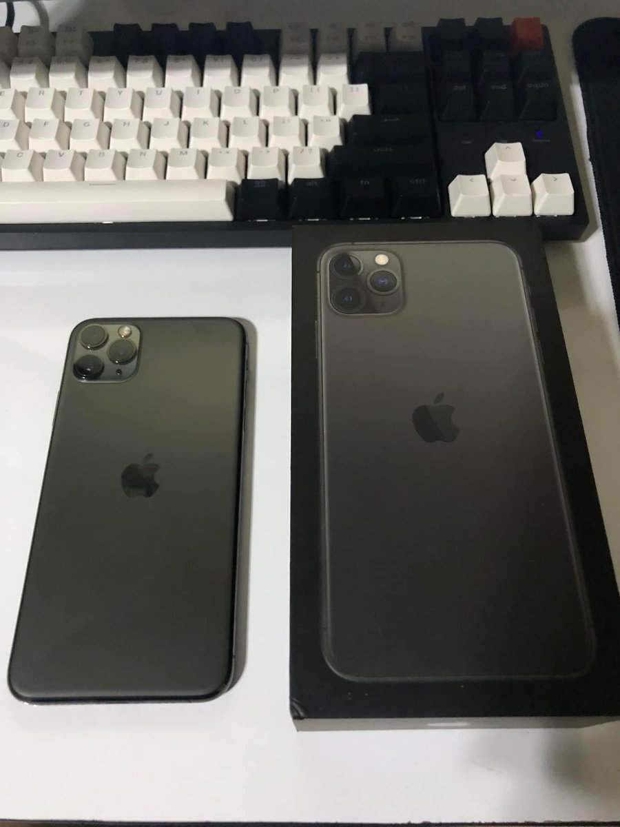 sugascart's tweet photo. wts lfb iphone 11 pro max :Dd

— ₱31.5k
— no issue 
— w box &amp; receipt
— pref sdd for mod 

rfs downgrade to ip 11

will give gcash to random retweeter once sold, tyy !! https://t.co/XW6z6TGRSB