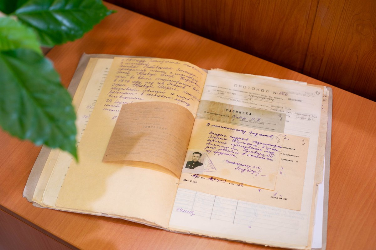 95 лет – заслуженному портовику. Сегодня исполняется 95 лет Ивану Петровичу Кравчуку - ветерану Великой Отечественной войны, заслуженному портовику, который проработал в Мурманском морском торговом порту 37 лет. Подробности - vk.com/murport51?w=wa…