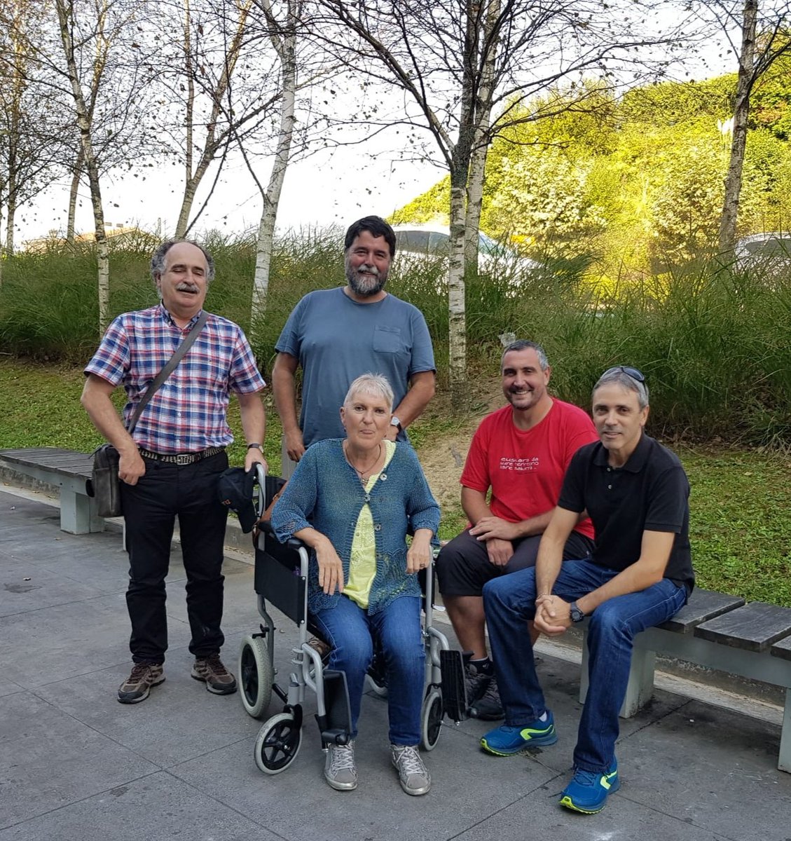 Emakumea, abertzalea, euskaltzalea, borrokalaria... Bai, nola ez! Baina nik, batez ere, lagun handia galdu dut, segurua, zintzia, inoiz bizkarra eman ez didan horietakoa,  goxoa bezain zorrotza...

Agur eta ohore Karmele!

GORA EUSKAL HERRI EUSKALDUNA!