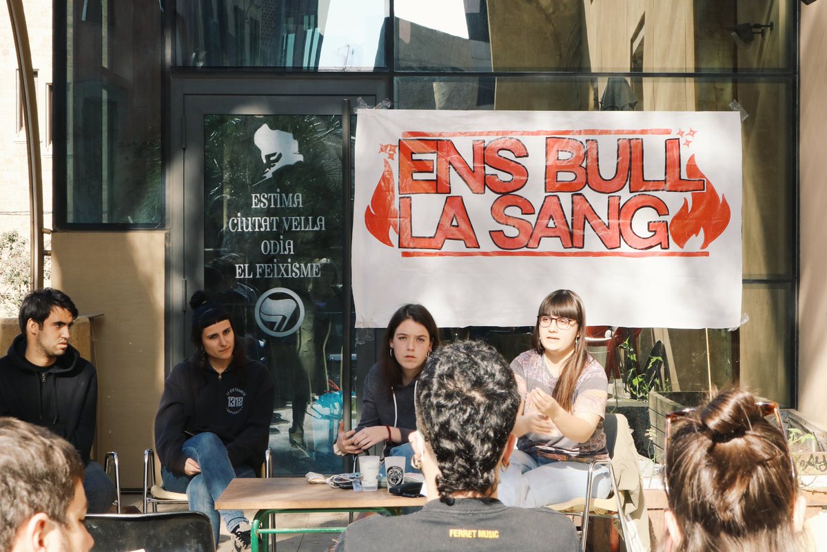 cjaciutatvella's tweet photo. Diumenge 6 de febrer vam presentar la campanya #EnsBullLaSang i les companyes de la @CLleure van posar paraules al malestar que ens provoca el curro i @kdebarri (instagram) va tancar l'acte. https://t.co/ItevLpFKM4