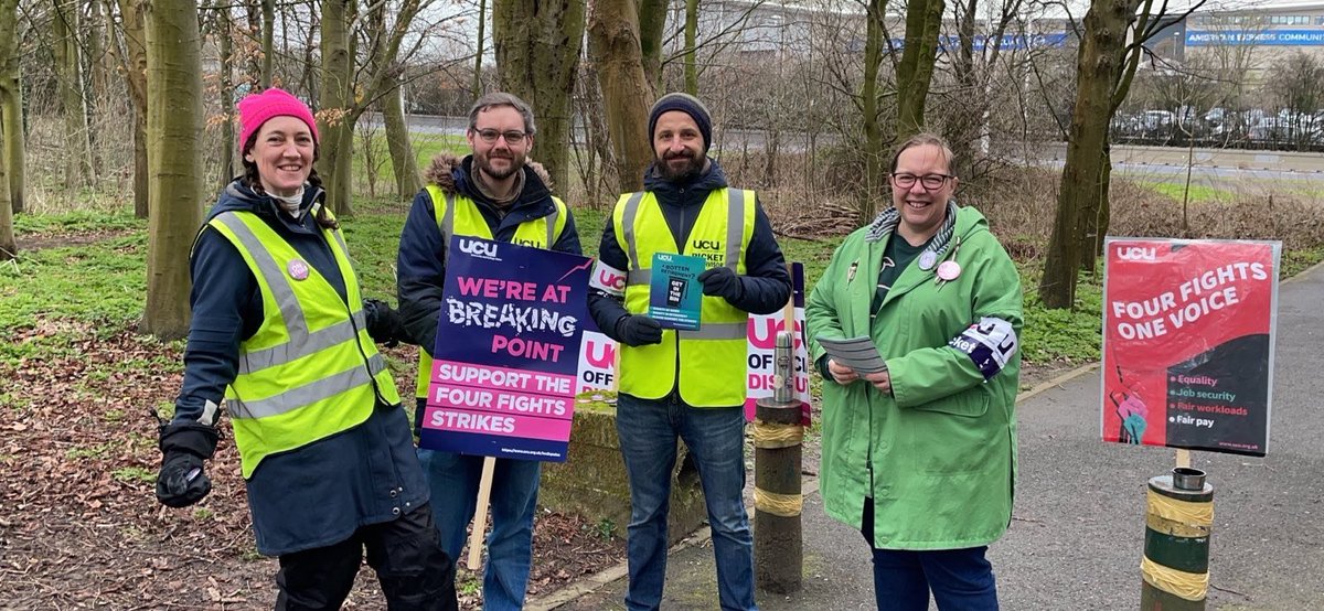 Great sprits on the A27 early picket this morning, feat. the one and only Pensions Justice Queen Jackie Grant! 💸👑✊