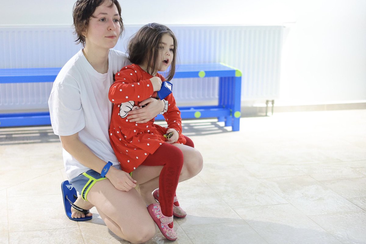 Позавчера был очередной старт. Но фотки не про «МАМА, СМОТРИ, Я В ТРИАТЛОН ПОПАЛ», а как мы с дочкой одного из участников поддерживаем остальных. Потому что люди и эмоции — самое крутое, что может быть в спорте.