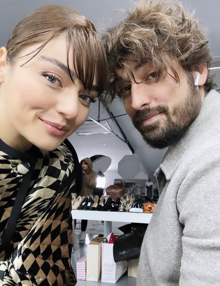 Quem recebeu uma visita especial no set? 🤩

A atriz #AyçaAyşinTuran está gravando uma campanha e seu namorado e ex- companheiro de tela, #AlpNavruz, foi visitá-la após o Valentine’s Day. 

Lindos ❤️