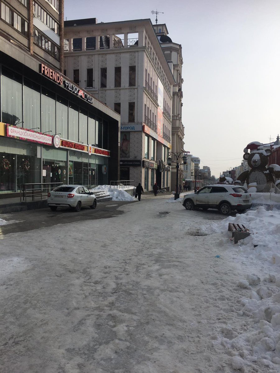 Elebed22's tweet photo. @SamMobilePriem На ул. Ленинградской парковка разрешена? А мы думали там пешеходная зона! https://t.co/YjhBqL2J8e