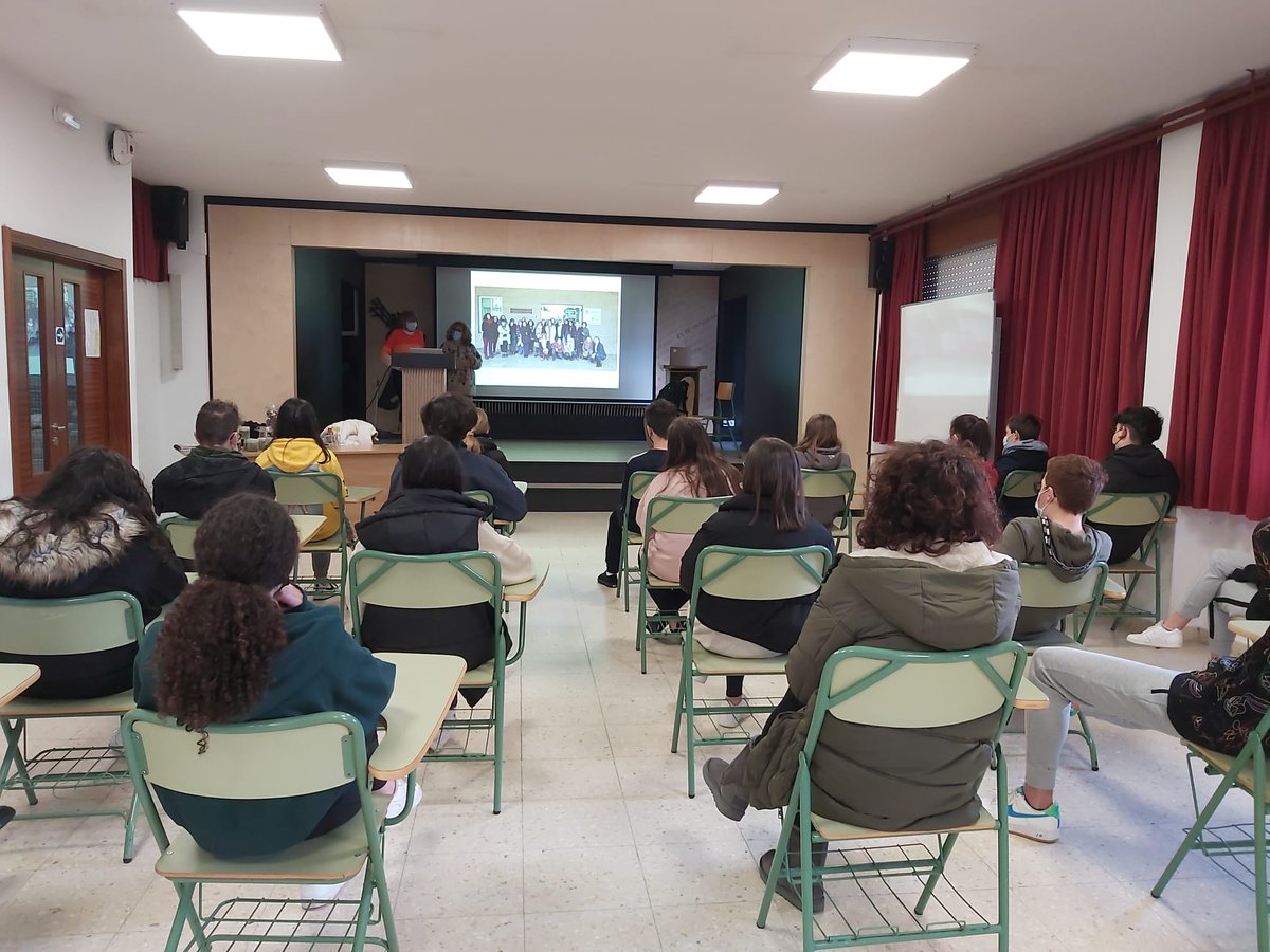 iiag_csic's tweet photo. A lo largo de esta semana seguimos celebrando #11F, las compañeras del grupo #BEL en IES Ortigueira mostrando al alumnado sus trabajos con #plantas y poniendo en valor la #investigacion realizada por #mujeres https://t.co/j5LcomhHXJ