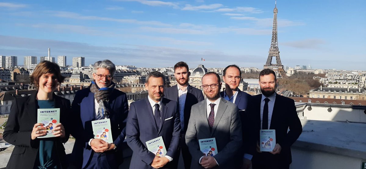 🆕 Remise, ce matin, de notre nouveau guide #Jeunes et #Internet à <a href="/AdrienTaquet/">Adrien Taquet</a>. 👨‍👩‍👦👩‍👩‍👧‍👦👨‍👨‍👧‍👦
Le bien-être #numérique des enfants et adolescents est au cœur des enjeux du <a href="/gouvernementFR/">Gouvernement</a> et des opérateurs télécoms <a href="/AlticeFrance/">Altice France</a> <a href="/bouyguestelecom/">Bouygues Telecom</a> <a href="/La_Poste_Mobile/">La Poste Mobile</a> <a href="/Orange_France/">Orange France</a>.