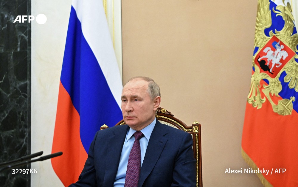 afpfr's tweet photo. Le Kremlin a confirmé le début d'un retrait des forces russes stationnées près des frontières de l'Ukraine, évoquant un "processus normal" et dénonçant "l'hystérie" occidentale sur une supposée invasion imminente par Moscou #AFP https://t.co/VdtdJIQzZ3