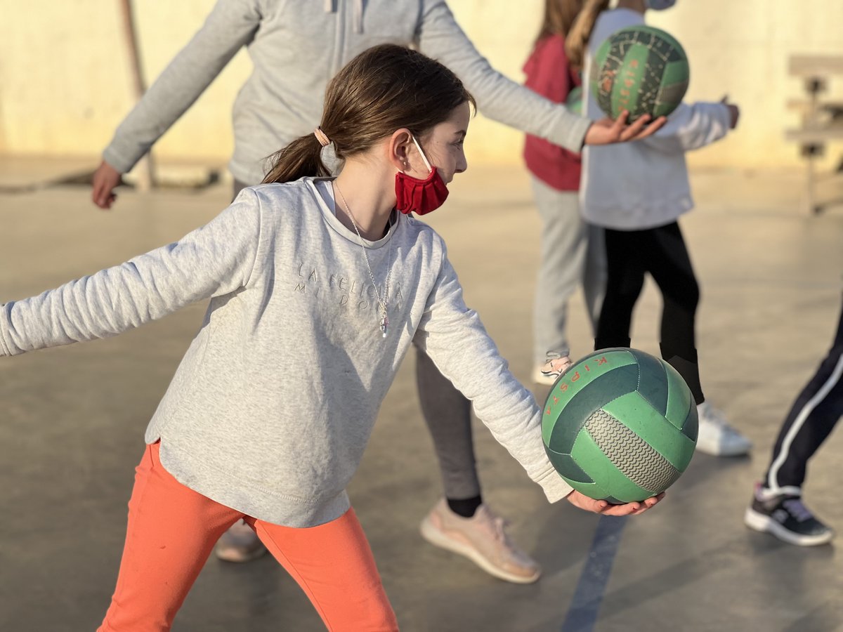 Paidoscat's tweet photo. @EscolaOlivera @AMPA_OLIVERA @Volpelleres @omet_santcugat #technolab #tallercreatiu #voleibol #extraescolarsolivera https://t.co/CakgRrWsVJ