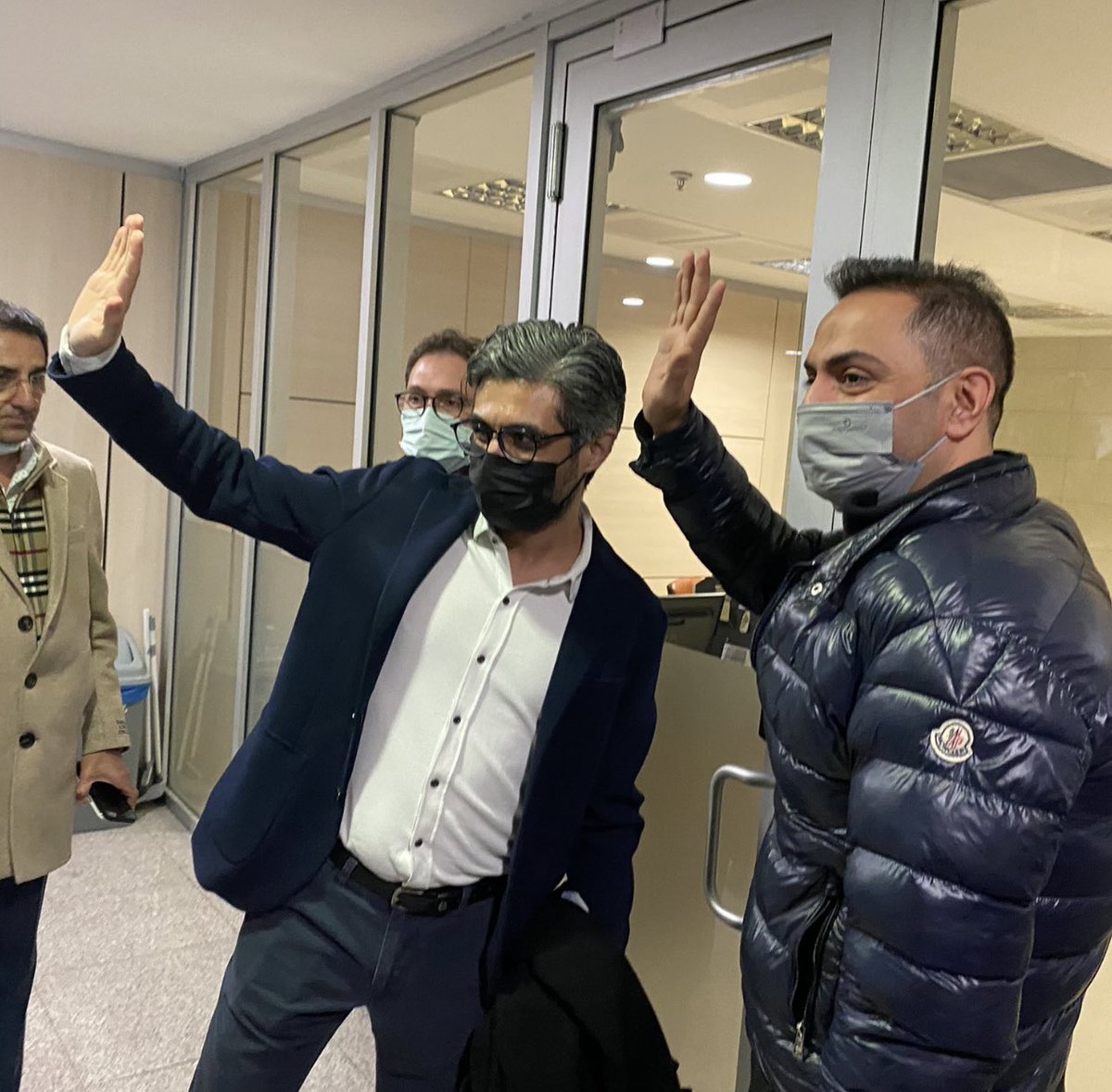 ay_moon_ay's tweet photo. Tarihe Not:
2 Türk askerini yakarak şehit eden İŞID'li Hasan Aydın, aracında drone ve patlayıcı madde ele geçirilmesine rağmen 2 defa gözaltına alınıp serbest bırakıldığı ülkede, sadece gazetecilik yaptıkları için Barış Pehlivan ve Murat Ağırel tekrar tutuklandı. https://t.co/qUVUOwYFzO