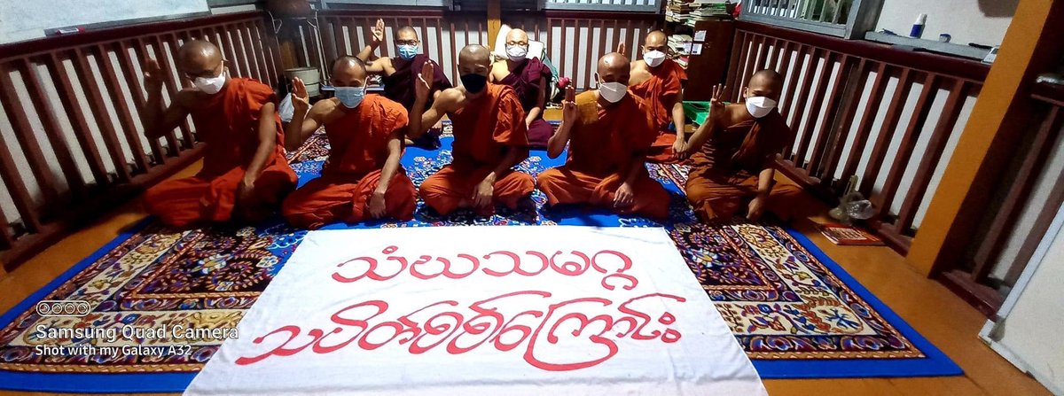 KYITHAR95368969's tweet photo. Peaceful Sangha Union sit-in strike from #Mandalay , regularly staged a 372nd day to overthrow the #MilitaryDictatorship by reciting prayers. #Telenor_ProtectUsersData 
#2022Feb15Coup  
#WhatsHappeningInMyanmar https://t.co/gy6PoHZlMY