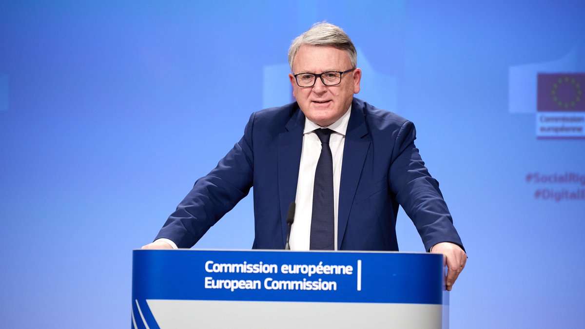 Today, Commissioner <a href="/NicolasSchmitEU/">Nicolas SCHMIT</a> takes part in the #EPSCO meeting under the @Europe2022FR.

Focus is on digital &amp; green transitions, mobilising investments in #skills, supporting job transitions and strengthening social dialogue.

🔴 Follow LIVE 👉 europa.eu/!Jw63DJ