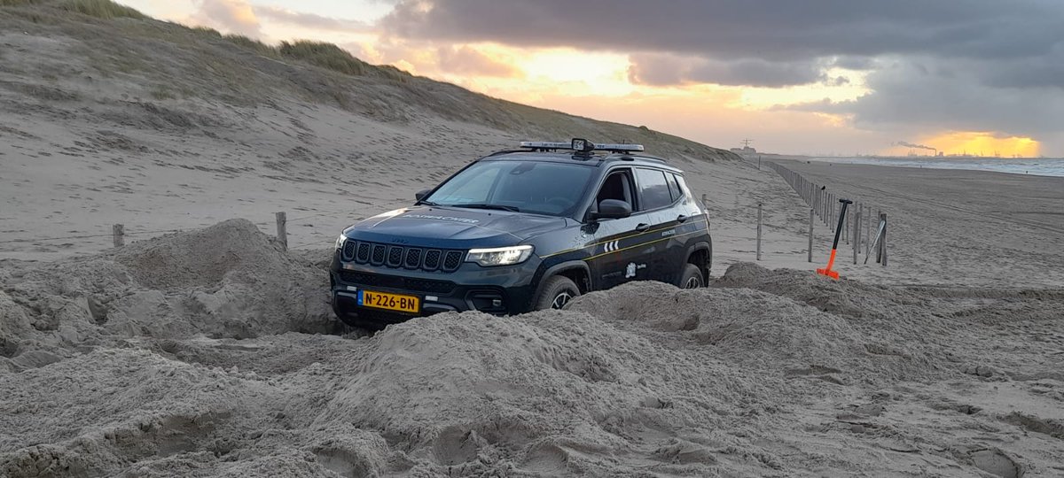 Terreinvoertuig Koninklijke Marechaussee te water voor kust van Wijk aan Zee m.noordhollandsdagblad.nl/cnt/dmf2022021… Eén van de reden om als handhaver (of andere dienst) de 4x4 rijopleiding te volgen zodat dit voorkomen kan worden nivoo.nl/opleiding/rijo… #4x4 #offroad #rijopleiding