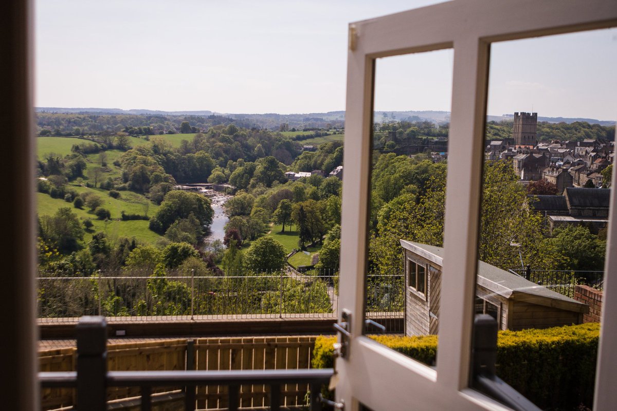 Nothing beats the views from Maison Cottage. 🤯
This cosy cottage sleeps 4, and allows you and your guests premium views of the River Swale and Richmond Castle! 
Ps...Did we mention that you can see this view from the bath? 😍

holidayathome.co.uk/accommoda.../m…