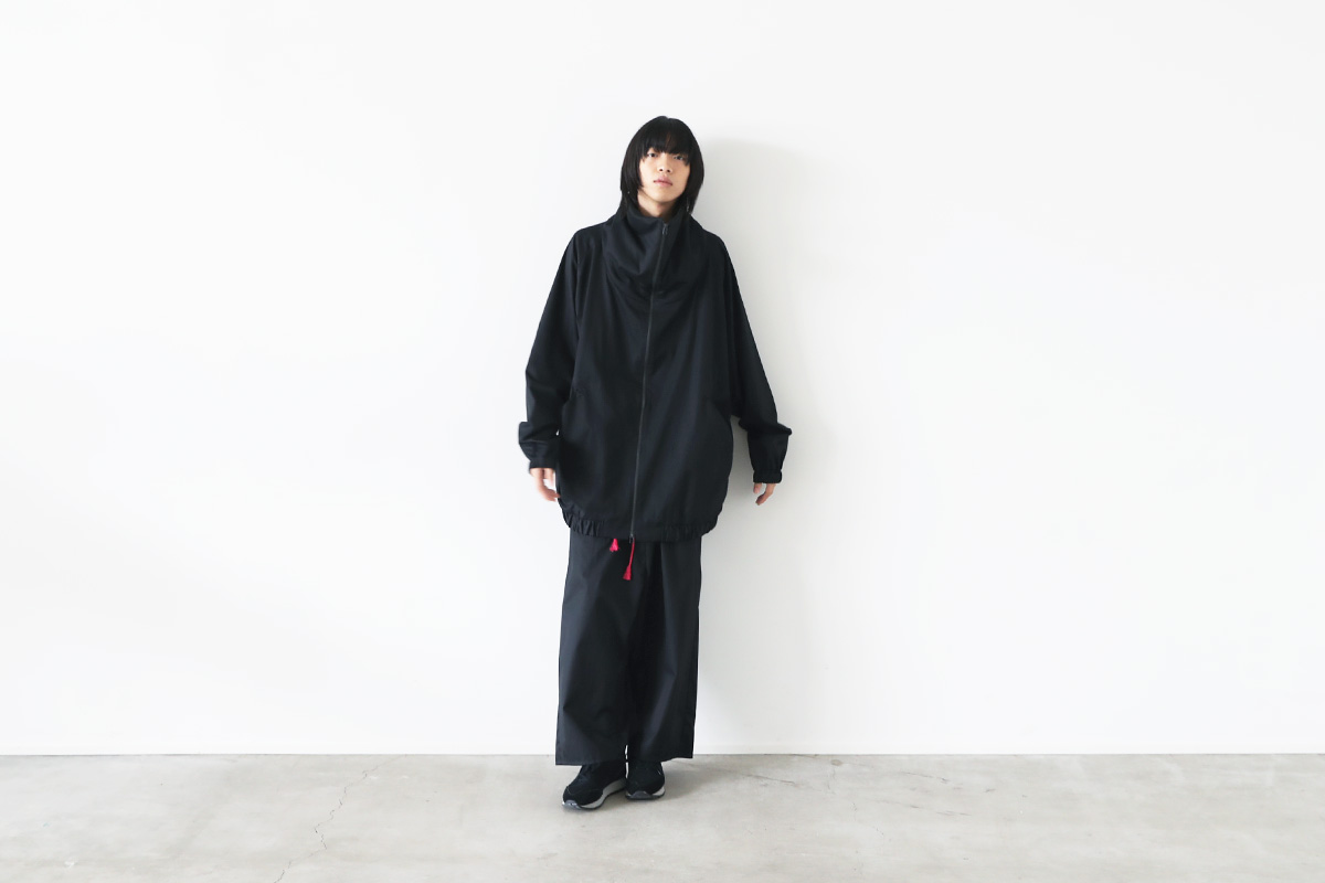 Palmmaisonstore's tweet photo. VUy/ヴウワイ
bluson coat vuy-s22-b01[BLACK]

前開きのジップファスナーが口元を覆うくらいのハイネック仕様。折り畳んで着用も可能です。 男女問わず、ゆったりビッグサイズ感で着用頂ける1着。

@VUy_1013 
#VUy
#bluson https://t.co/oNg9ywnWXR