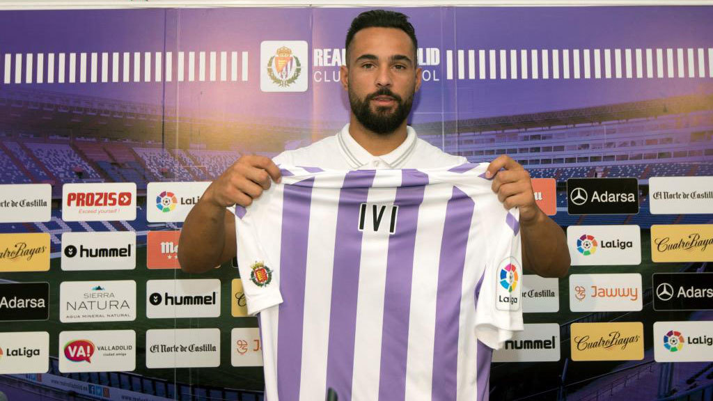 PufosRVCF's tweet photo. IVI LÓPEZ 
Jugador polivalente, hacía el ridículo tanto en el campo cómo cuando no estaba convocado y se fue a ver la Libertadores
El hotel lo buscó en TriVAGO.  
Su película favorita es Dr. ZhiVAGO. Su cantante favorito es Alex UbAGO.
Visitó más bares que un inspector de sanidad https://t.co/o1d9PkdqSn