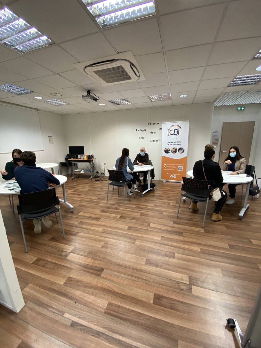 BenoitMontbel's tweet photo. Aujourd’hui au pôle emploi mas de grille des agences intérim reçoivent des jeunes demandeurs d’emploi #jedecrocheunemission #tousmobilises https://t.co/Y5y0Lnuicb