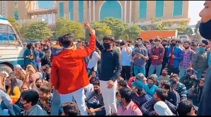 Prashant070700's tweet photo. #wewantonlinepaper
#wewantjustic
#studentsprotestagainstgurugramuniversity @profdineshkumar ,@mlkhattar, @DC_Gurugram, @chkanwarpal,
We want paper online kyuki hamara syallbus complete nhi huya 
Principal of college give wrong information about syllabus to university.
Online exam https://t.co/ZRWcIEFzdi