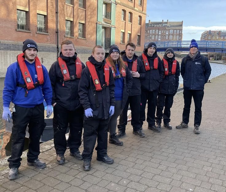 CRTEastMidlands's tweet image. We’ve got a brand new team of Kickstarters - young people on paid placements helping to make a big difference to waterways in #Nottingham while getting important work skills.

They’ve already made a great start 👏
