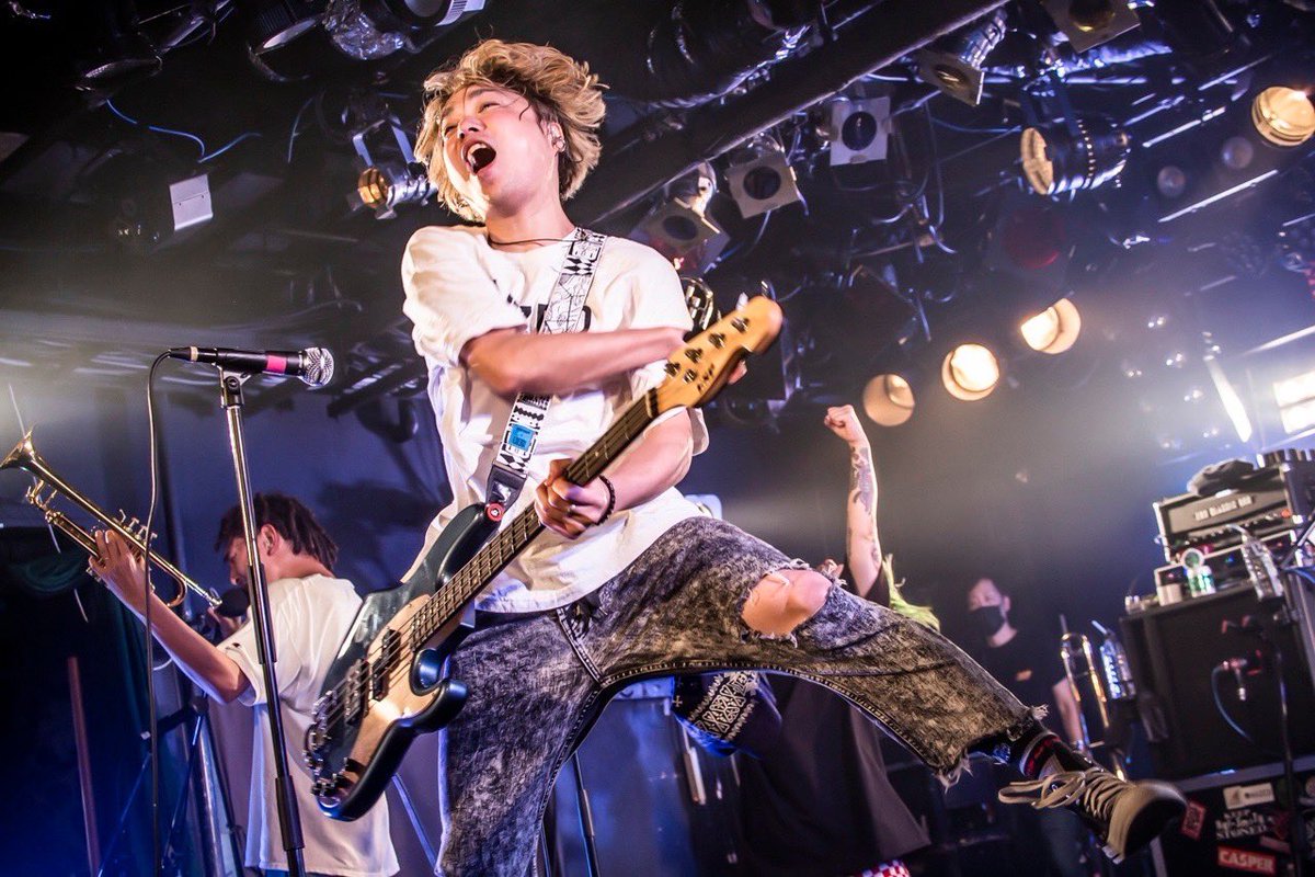 Ba_Vo_YUJI's tweet photo. 2/13(日)高崎club FLEEZ
“Back To Basics TOUR”
photo by @HayachiNne
#backtobasics
#backtobasicstour
#heysmith
#KOTORI https://t.co/L6jlzH8xcn