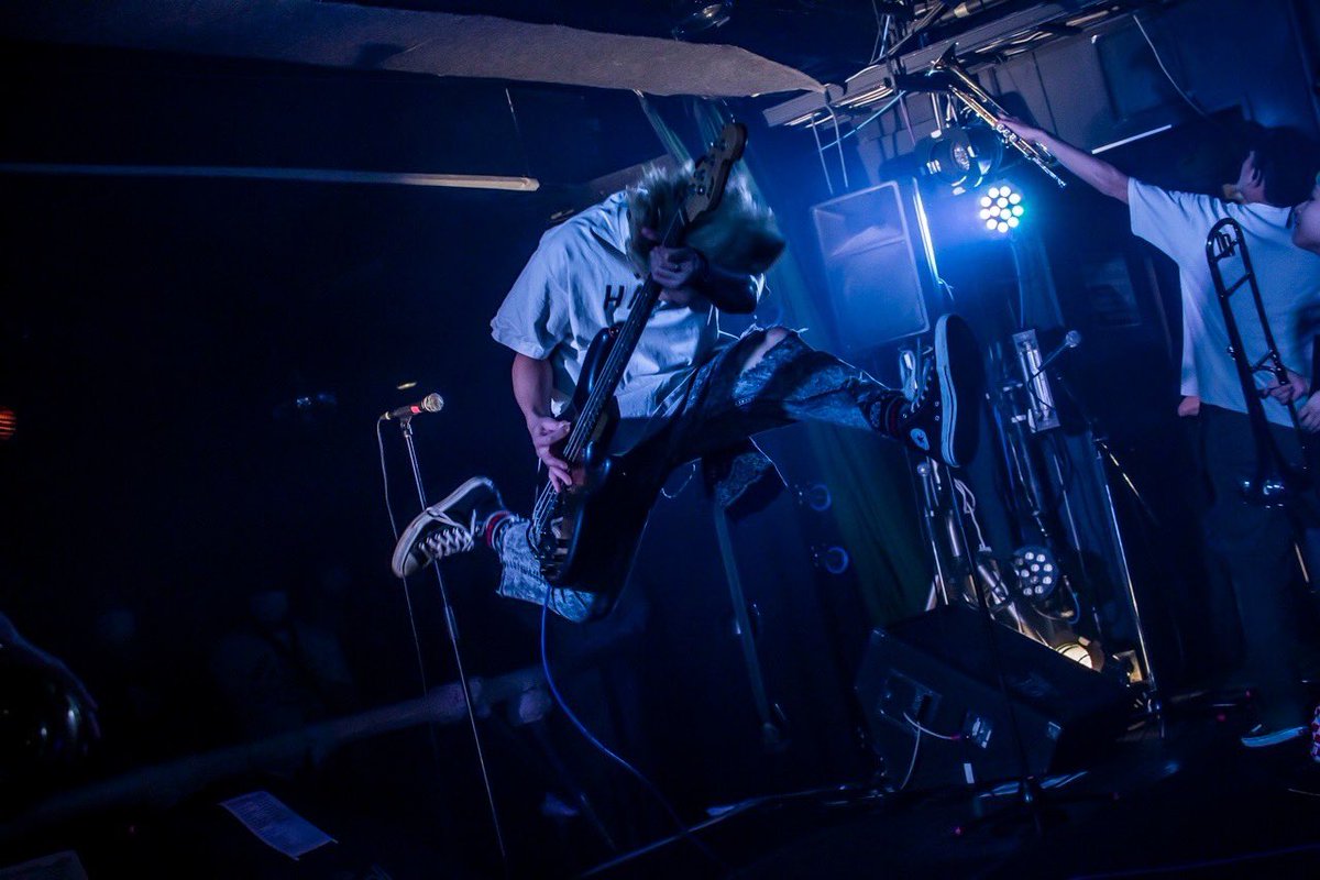 Ba_Vo_YUJI's tweet photo. 2/13(日)高崎club FLEEZ
“Back To Basics TOUR”
photo by @HayachiNne
#backtobasics
#backtobasicstour
#heysmith
#KOTORI https://t.co/L6jlzH8xcn