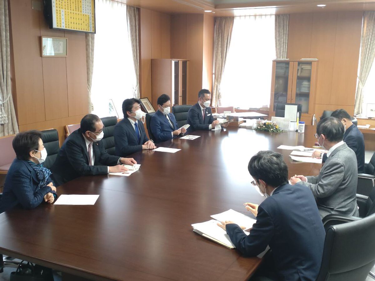 ty_polepole's tweet photo. 本日、文部科学省へ。末松信介文科大臣に自民党文部科学部会で決議した「外国人留学生の入国に係る決議文」を手交。末松大臣からは「与党として、このような声を上げて頂き有難い、しっかり対応したい」との返答がありました。文科省には、党文科部会の決議を重く受け止め、適切な対応を期待します。 https://t.co/4EP2zZqV5B