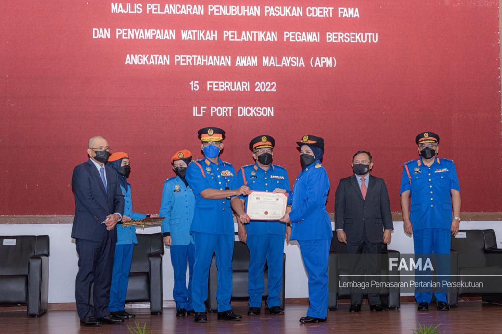 FAMA_N9's tweet photo. 15 Februari 2022 | Selasa | 9.30 Pagi | Institut Latihan FAMA Port Dickson, Negeri Sembilan.

Sekalung Tahniah diucapkan kepada YBrs Puan Hajah Asmizal Binti Jaafar, Pengarah FAMA Negeri Sembilan atas penerimaan Watikah Pelantikan  Pegawai Pertahanan Awam https://t.co/MKK2DN1ZbQ