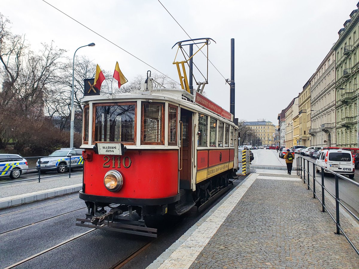 Zkušebně jsme projeli obnovenou trať v Opletalově ul. Mimo měřicí tramvaje známé jako "Pomeranč" a dvou tramvají typu KT se po zrekonstruované trati projel i vůz 2110.  Díky patině vozu působí celá scenérie tak, že vůz dlouhé roky v Opletalce čekal na její obnovu.