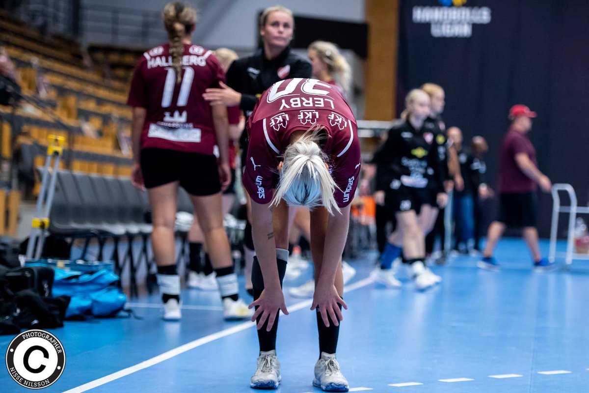 claralerby's tweet photo. Det var kul så länge det varade, 17 matcher &amp; ett VM hann jag med innan den här gången mitt vänstra korsband bestämde sig för att gå av lite sådär olägligt💔
Det gick bra sist, så tänker inte vara sämre den här gången, jag kommer tillbaka. På återseende 👋🏼🤾🏼‍♀️ https://t.co/JDzTUsZSIa