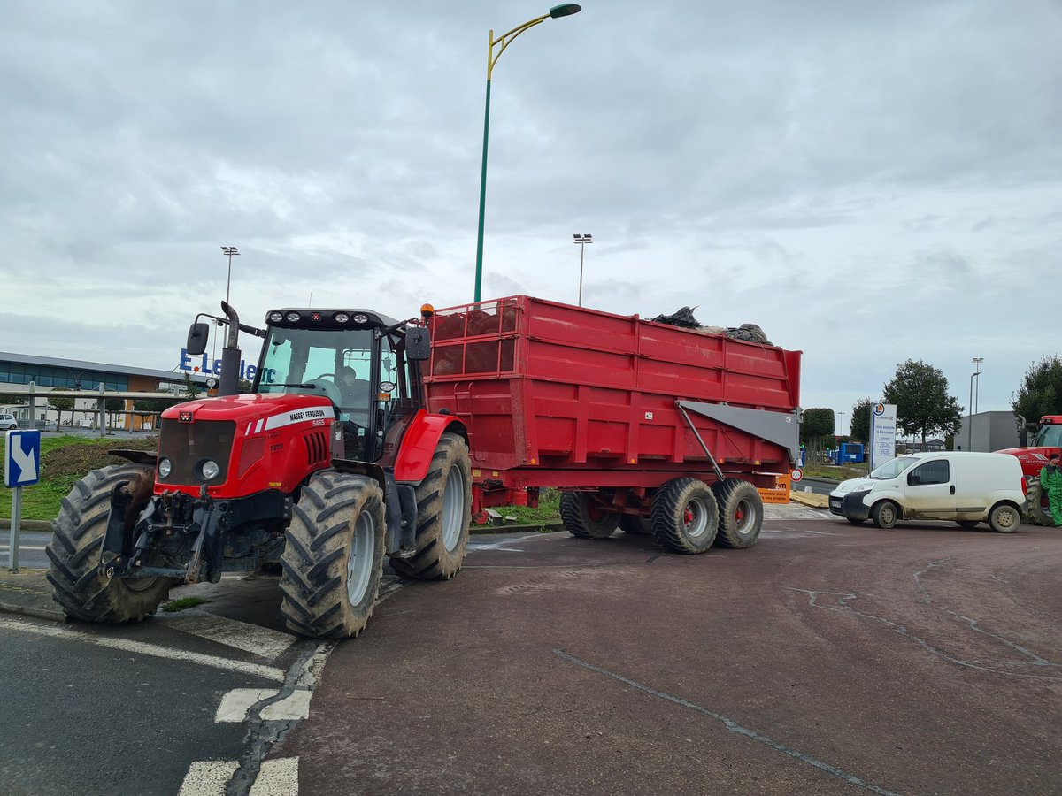 tendanceouest50's tweet photo. Action de blocage des entrées de grandes surfaces sans la #Manche à #saintlo #Granville #avranches #valognes de la #fdsea et des #JA50 contre des prix abusivement bas et non rémunérateurs. https://t.co/pvAKAwYuev