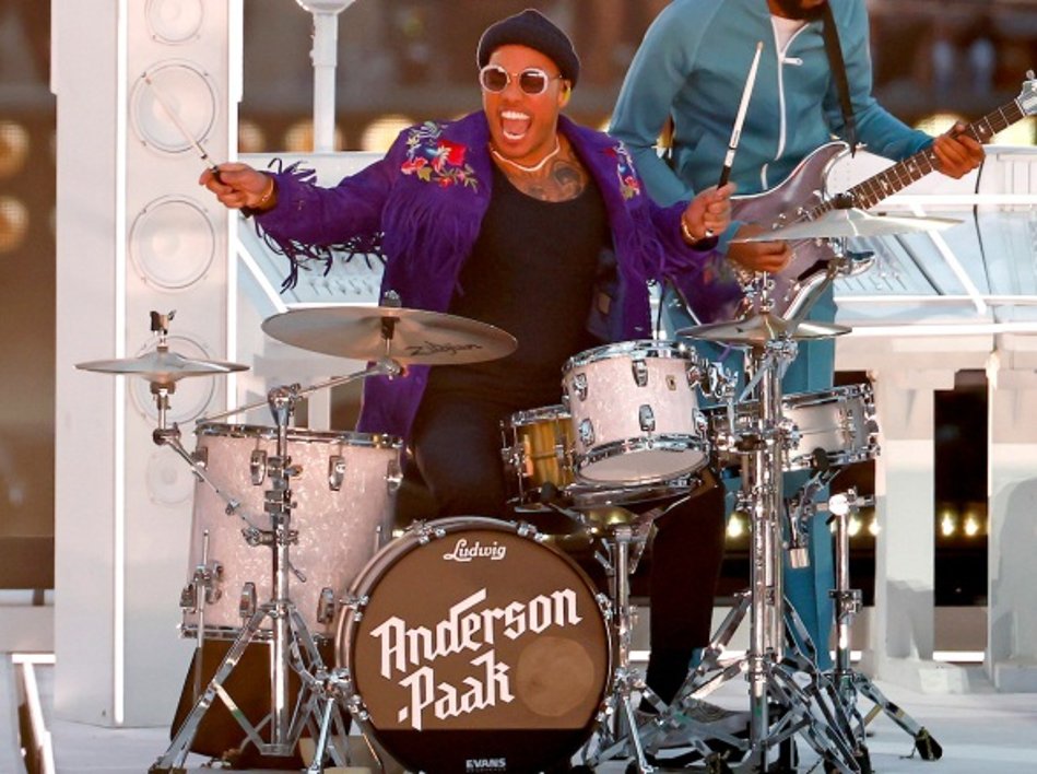 booska_p's tweet photo. Absolument pas tête d’affiche, mais ravi d’être là, Anderson .Paak, tout sourire, a semble-t-il vécu la meilleure soirée de sa vie 🥁 https://t.co/ZUi8lWjHkc