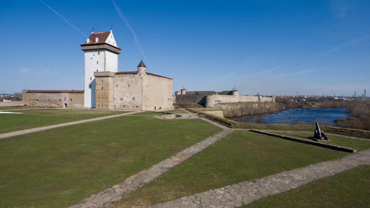 Pillandia's tweet photo. 🇪🇪 Narva jõgi, Ida-Virumaa ja Lääne-Ingerimaa piirijõgi.
🇬🇧 Narva River, marking the border between Vironia (foreground) and Ingria (beyond the river). 
🇷🇺 «Существуют два мнения: одно моё, другое глупое» [Никита Сергеевич Хрущёв]. 
https://t.co/FzfUEuasx1

#Virumaa #Ingerimaa https://t.co/vAx7aMRdl3