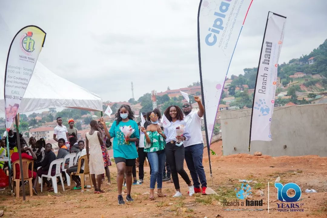 SAUTIplusTV's tweet photo. A Big thank Y❤️U to everyone that stood with us yesterday 🔥💪 to ensure safer Sexual practices 💝 among the people of Acholi Quarters 💐💐
The message still prevails 🌺🌹
#SafeloveUG
#CaringForLife https://t.co/pllp469BFl