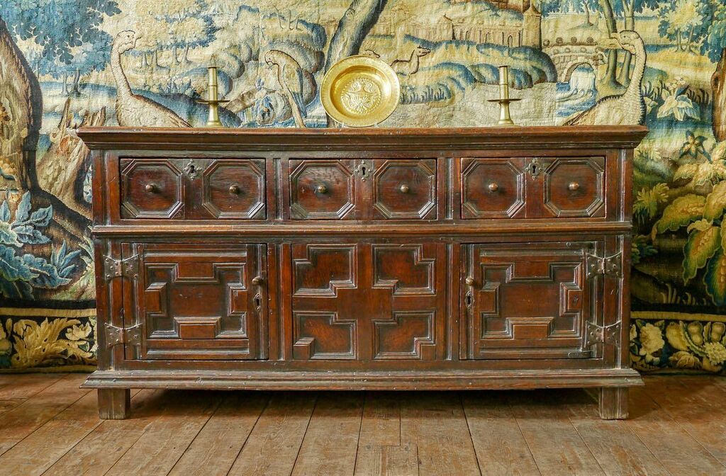 A beautifully proportioned small Charles II oak enclosed serving dresser, circa 1660. #earlyoakfurniture #antiquedealersofinstagram #17thcenturyantiques #periodfurniture #antiquedecor #manorhouse instagr.am/p/CZ_s4lOoxXo/