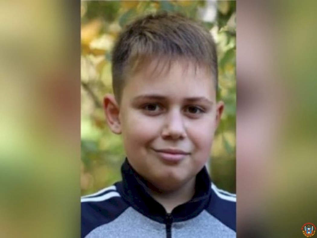 мужчина привязан к дереву. мальчик похитил мальчика. детей ищут потерявшихся. мальчик найден в парке. мальчик найден в парке.