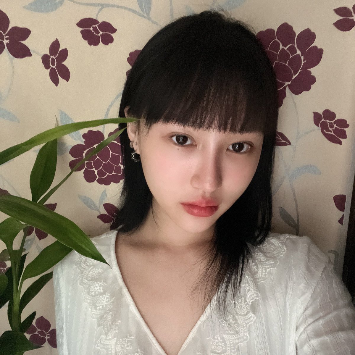 she's stunning, i cant stop looking at her