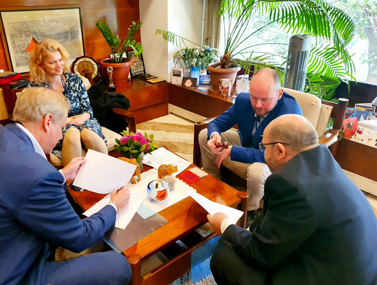 EBTC_EU's tweet photo. #Embassy of #CzechRepublic in New #Delhi and @EBTC_EU signed the 2nd extension to #PROPEA.📝
The project supports economic activities of #export-oriented Czech #companies to overcome obstacles & reduce #risks associated with entering or operating foreign markets such as #India. https://t.co/aEBxcqDu94