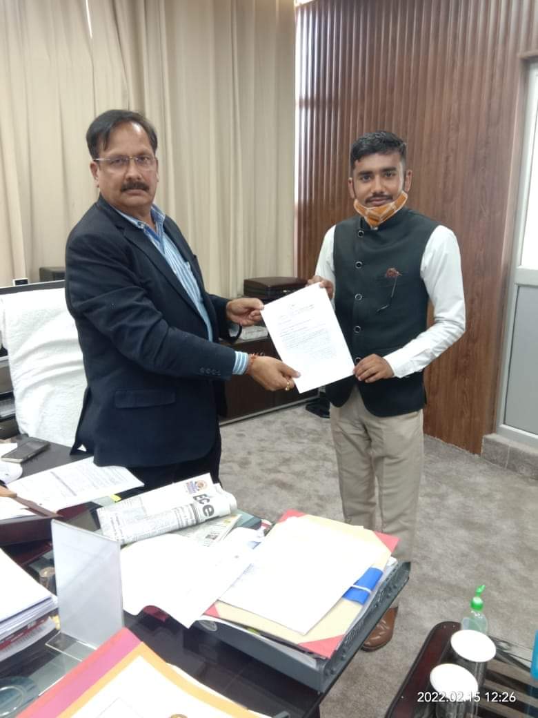 Lakhotra_jk's tweet photo. Today Met with Vice Chancellor of Central University Jammu and Submitted memorandum related Online Exams of Students. 
@Neerajkundan @nsui https://t.co/o6Tg0eIqG0