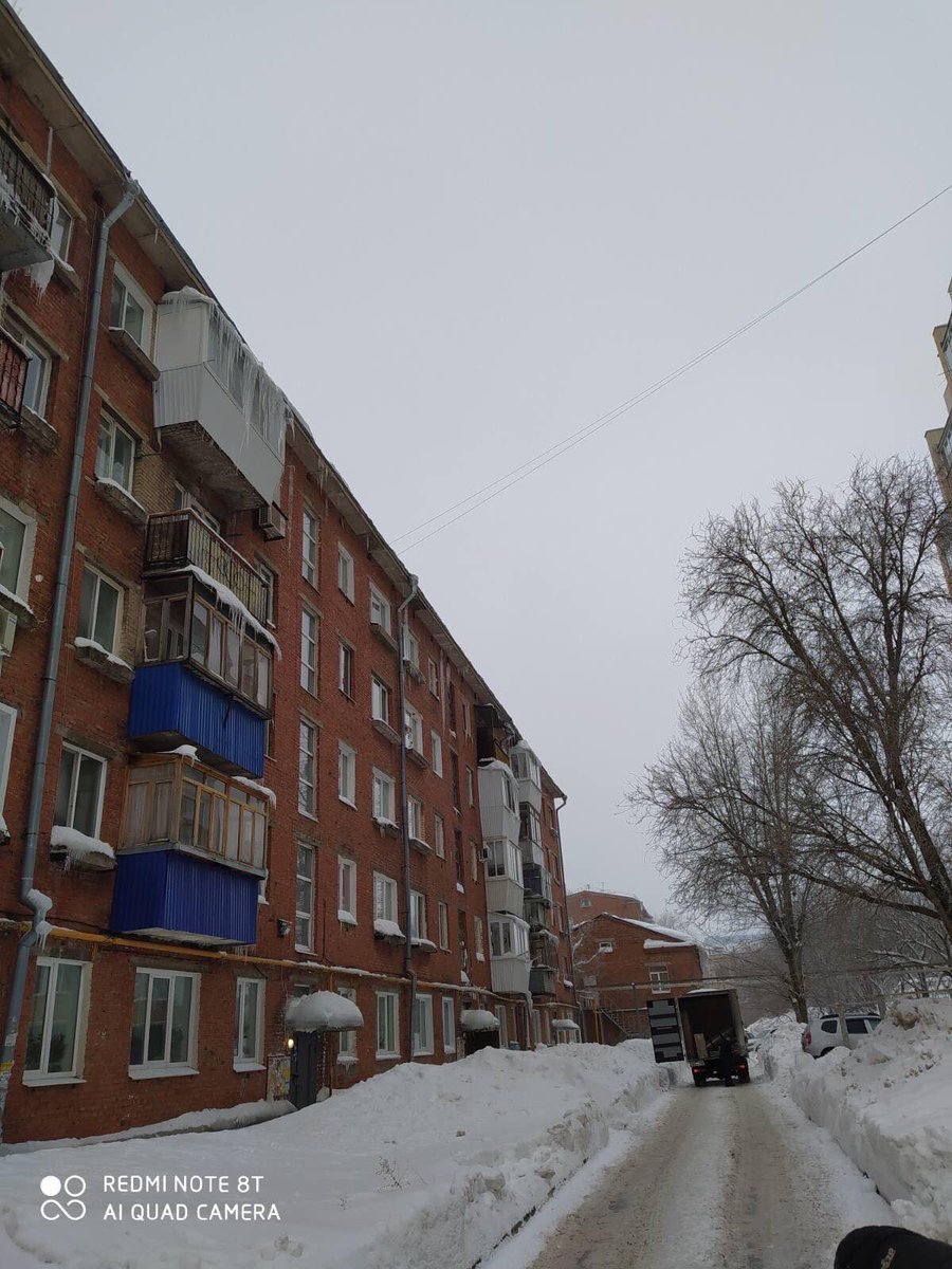 Сегодня много работы по Сергея Лазо 6,16. И кровлю почистили, и входные группы убрали от снега.
#УК_ЛИАС