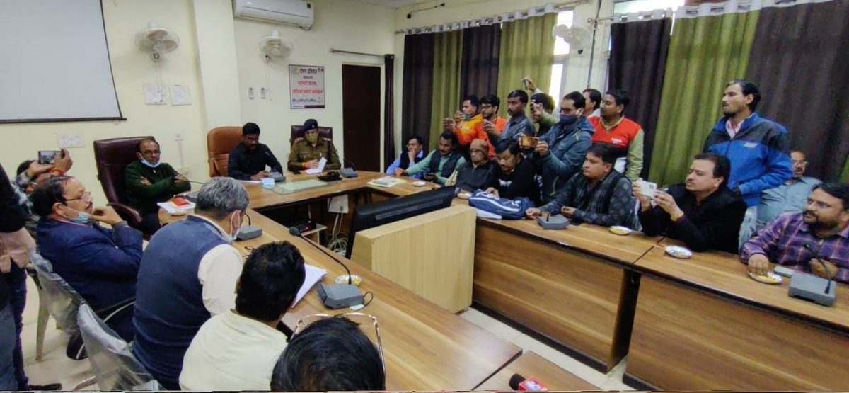 BhindCollector's tweet photo. कलेक्टर डॉ सतीश कुमार एस एवं एसपी श्री शैलेन्द्र सिंह चौहान की अध्यक्षता में बोर्ड परीक्षा के संबंध में प्रेस कॉन्फ्रेंस कलेक्टर कार्यालय भिण्ड के सभागार में आयोजित की गई। कलेक्टर ने पत्रकारों से चर्चा कर नकल रहित भयमुक्त परीक्षा की तैयारियों के संबंध में अवगत कराया। https://t.co/paD0kVxrUY
