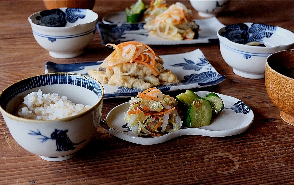 小鉢/揚げなす 瓢箪皿/きゅうり、白菜塩昆布 長皿/ワカサギ南蛮酢 飯碗/玄米、大麦、白米 手伝いに来てくれてる一人✨とお昼ごはん〜