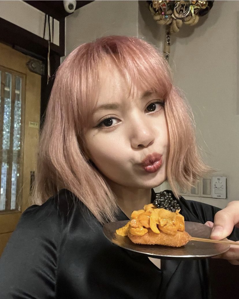 LSMXNOBN's tweet photo. Hellooo this is Lalisa from Blackpink speaking!!~
Ayye guys I'm not so new (heheh) member of westeros trying to make a nu convo and mingle around. If I may knowww, Lately, what have you been thinking?
Also take a bite the fooodie I made for each of you. I poisened it, okno— Heheh https://t.co/GD4tTPsAab