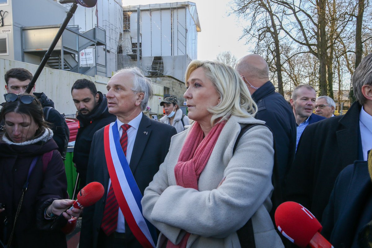 MLP_officiel's tweet photo. Je souhaite également mettre en place un service national du patrimoine pour non seulement aider les communes à entretenir leur petit patrimoine mais aussi pour sensibiliser notre jeunesse et leur faire découvrir ces si beaux métiers. https://t.co/e7y9PsoJXN