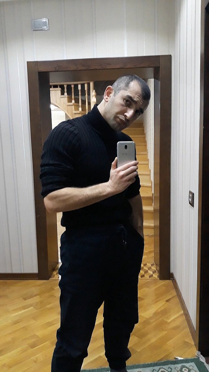 Qız : Sərt baxışlı oğlanlardan xoşum gəlir 
Mən : 🤨