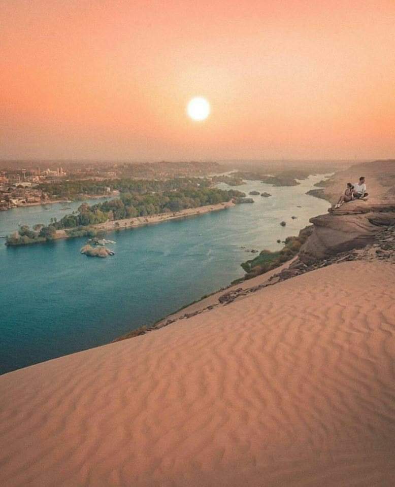 packandgoto's tweet photo. وقت عید الحب في الاقصر و اسوان مختلف عن أي مكان تانى، فیه الرومانسیة حوالیك في كل حتة ��ى المتعة الموجودة في الطبيعة اللي حواليك و الوقت الحلو اللي ھتقضیه في رحلة نیلیة ملیانة بالسعادة تشوف فیھا عظمة و حضارة الأقصر و اسوان. 
یاترى ایه المكان اللي بیفكرك بالرومانسية ؟ ❤️ https://t.co/fwsdM3WH9l