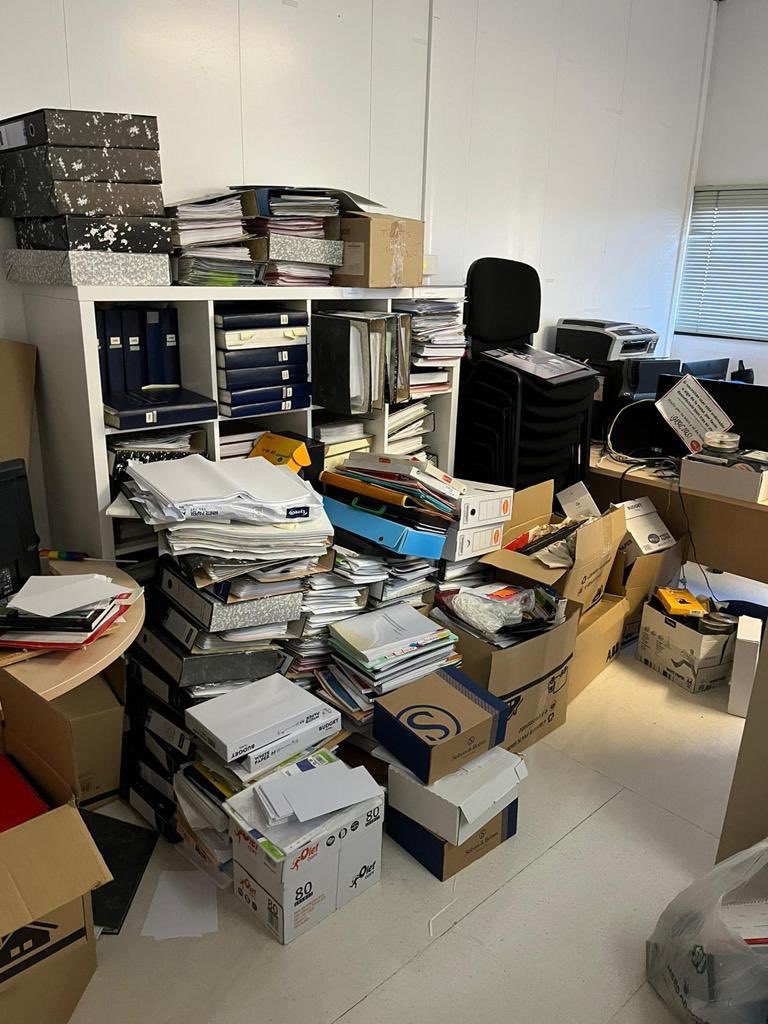 Así han tirado nuestras cosas pero seguiremos #TrabajandoParaTi ⁦<a href="/PSOETorremolino/">PSOETorremolinos</a>⁩