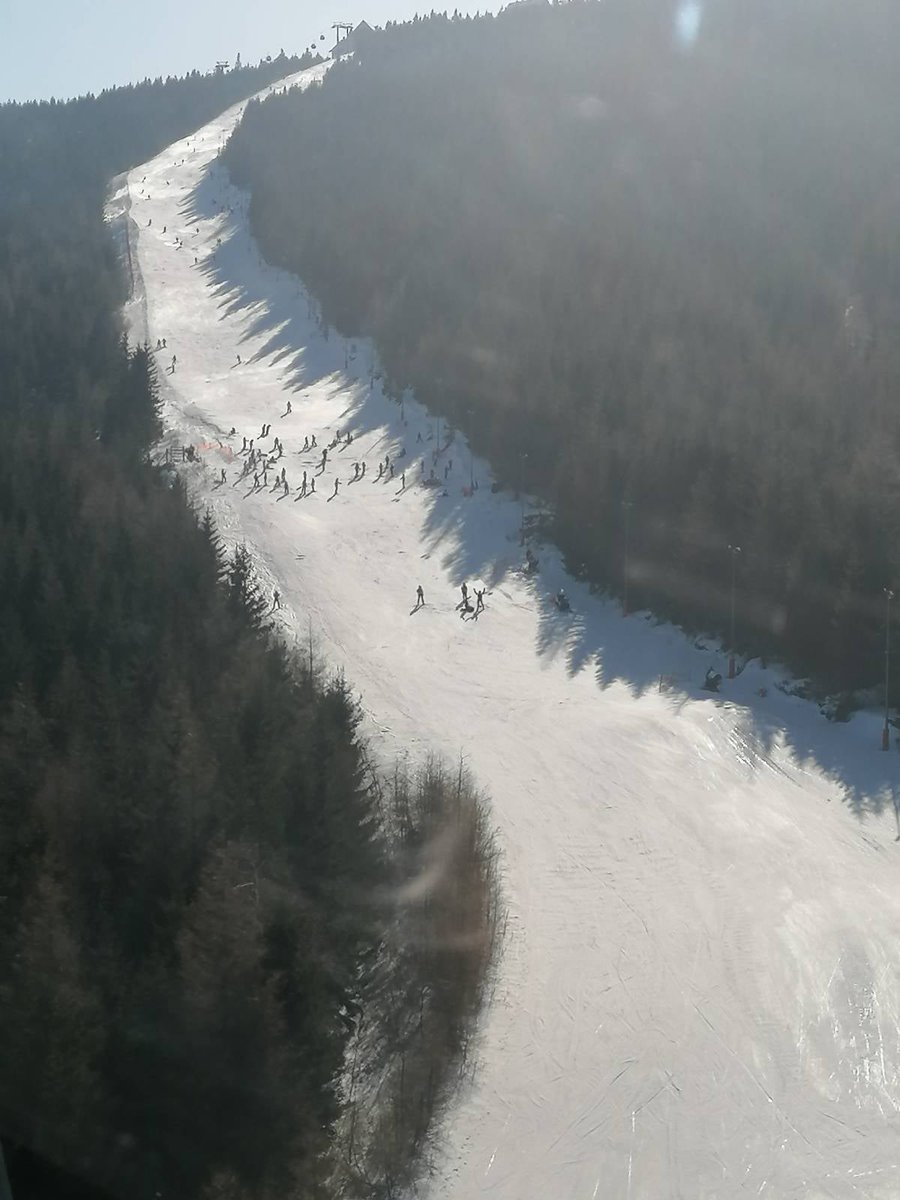 DGeneralneRSZ's tweet photo. Załoga składająca się z lotników z #1GPR oraz ratowników z Karkonoskiej GOPR przeprowadziła akcję ratowniczą w Świeradowie Zdroju - wypadkowi uległ mężczyzna, który na skutek urazu miednicy wymagał pomocy medycznej.
Poszkodowanego na pokładzie #W3 przetransportowano do szpitala. https://t.co/aCswBYiAQr