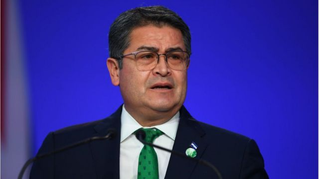 LeonardoJaquez's tweet photo. URGENTE: El gobierno de los EEUU acaba de solicitar extradición del expresidente de honduras (2014-2022), Juan Orlando Hernández. Corte Suprema fue convocada a reunión hoy para conocer solicitud. Pueblo RD espera igual solicitud contra expresidente Danilo Medina.-
#JaqueMate https://t.co/I3Dh7sJUzG